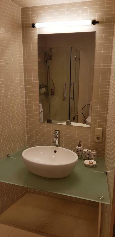 Exceptional Uzupis Bridge 3 Bedroom Apartment Wilna Exterior foto